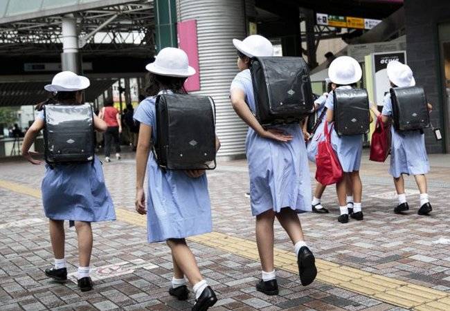 Escuela en Japón quiere uniformes de Armani para sus alumnos