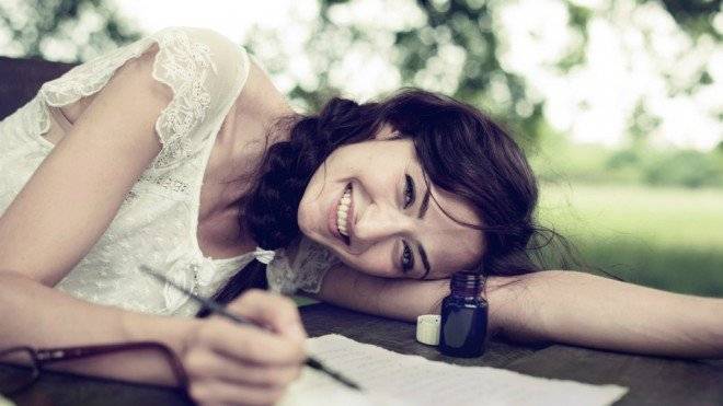 ohappywomanwritingfacebook660x650.jpg