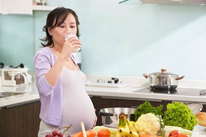 pregnantwomandrinkingmilk.jpg