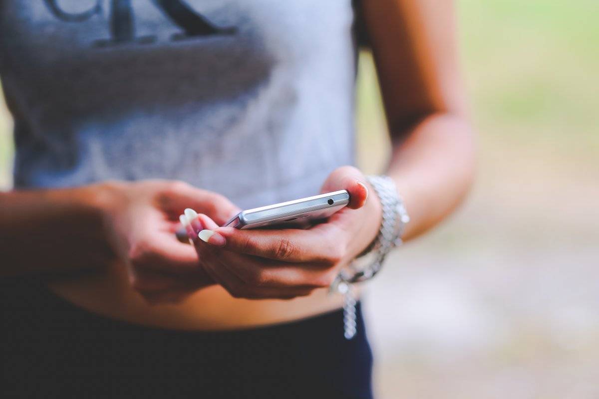 smartphonefriendsinternetconnection.jpg