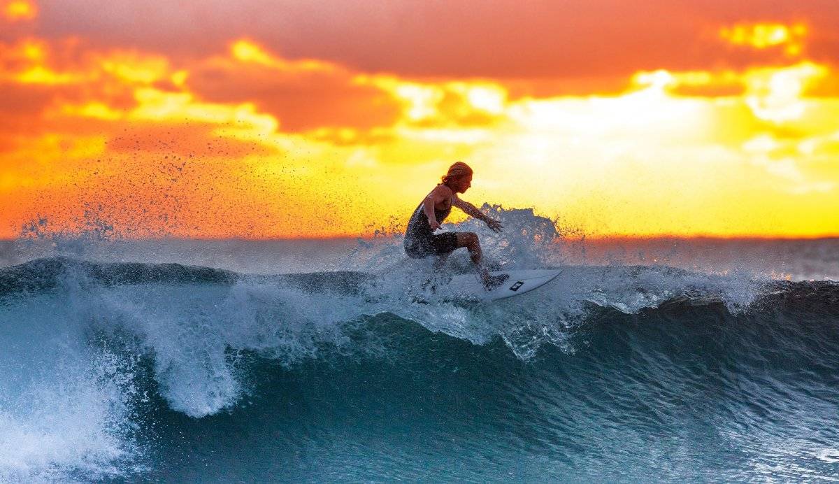 surferwavesunsettheindianocean390051.jpg