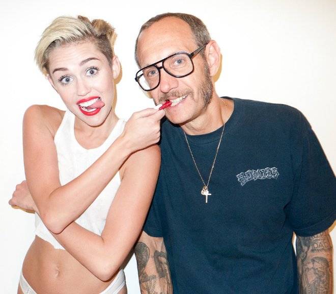 terryrichardsonmileycyruswreckingballgrungecakethumbnail.jpg
