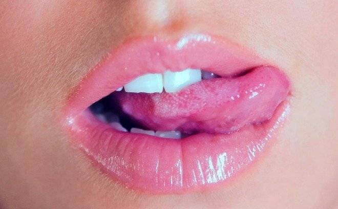 tongueonlips660x650.jpg