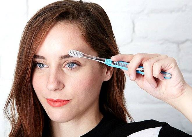 toothbrushbeautyhackseyebrowgrooming.jpg
