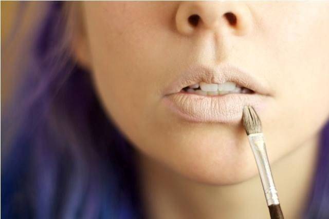 waystomakeyourlipglosslastlonger2660x650.jpg