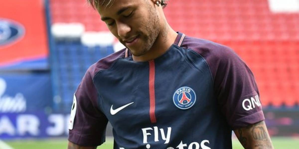 Neymar salió del hospital en un helicóptero tras ser operado del pie