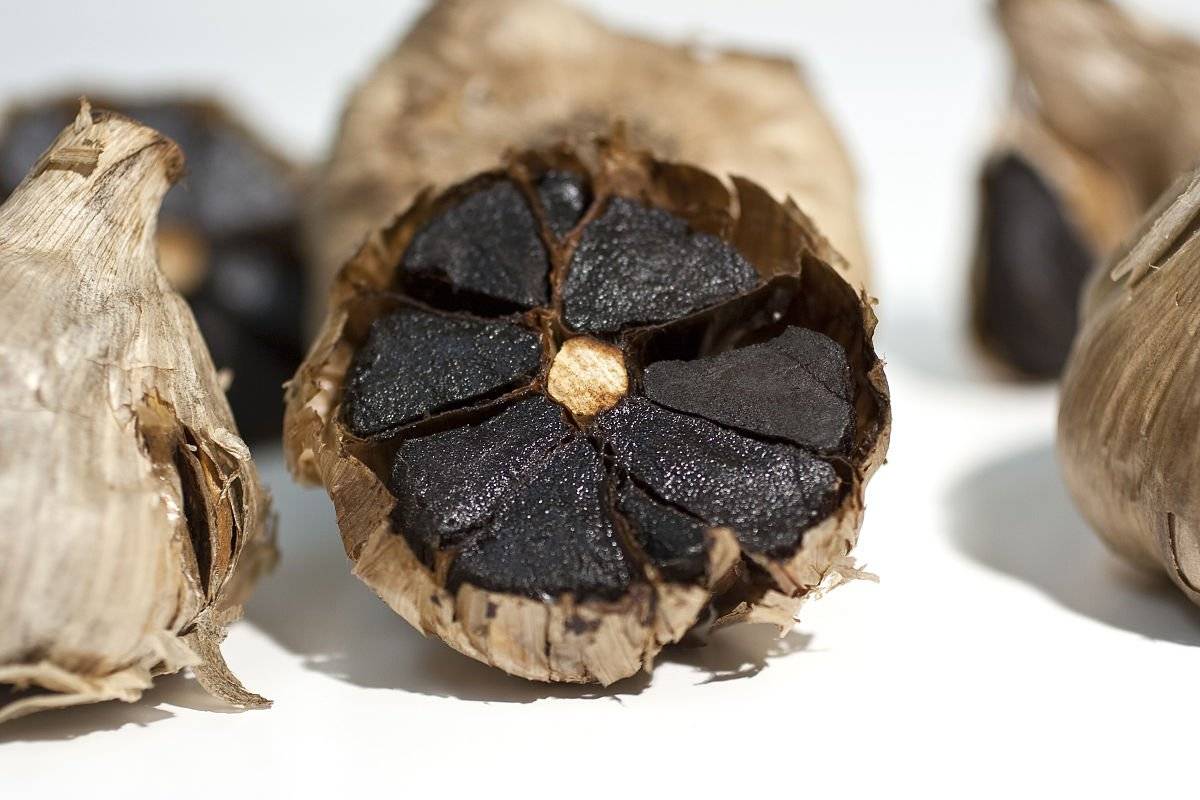 1200pxblackgarlic.jpg
