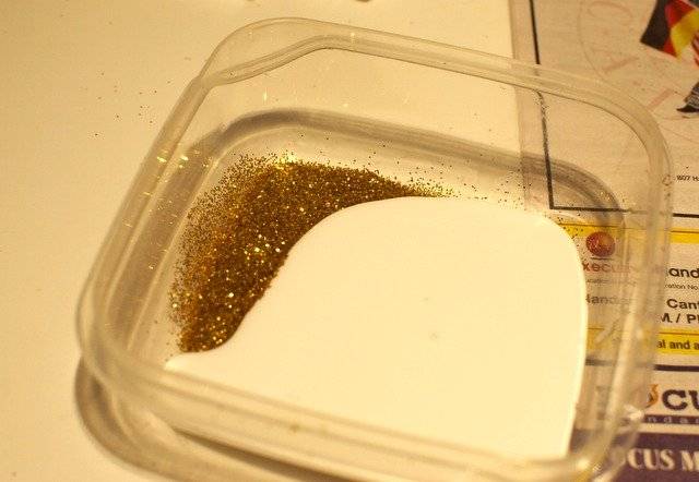 apairandasparediyglitterloubous3.jpg
