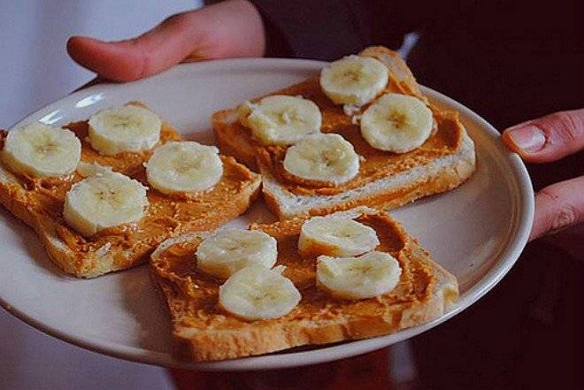 bananafoodpeanutbutterplatetoastfavim660x550.jpg