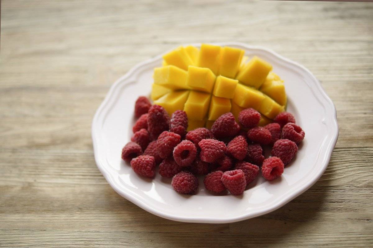 cupoflifemangoraspberries01.jpg