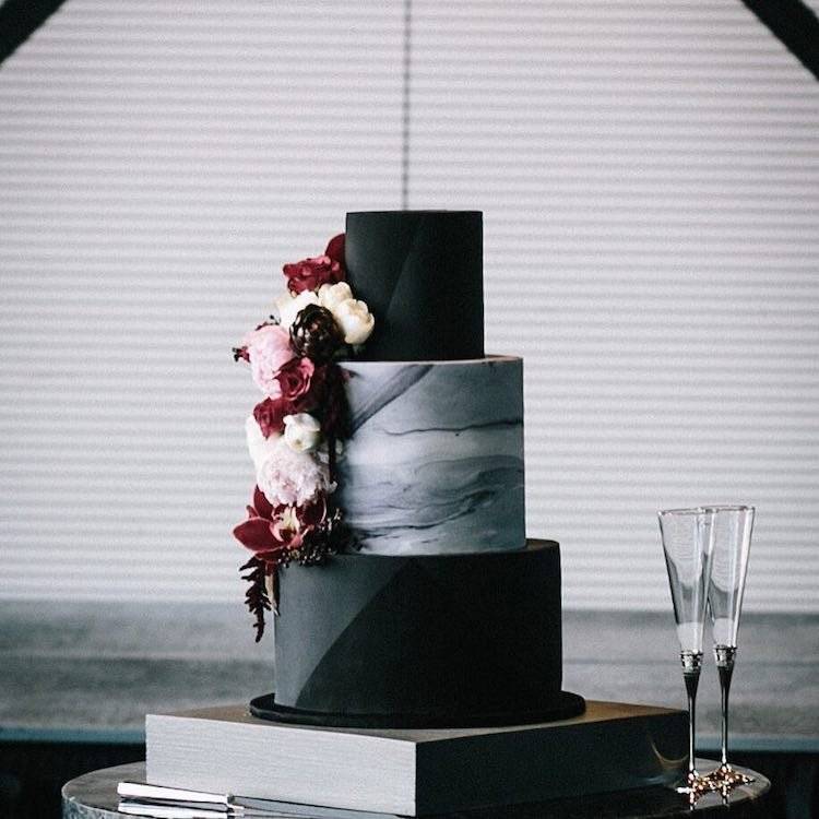darkweddingcakes13.jpg