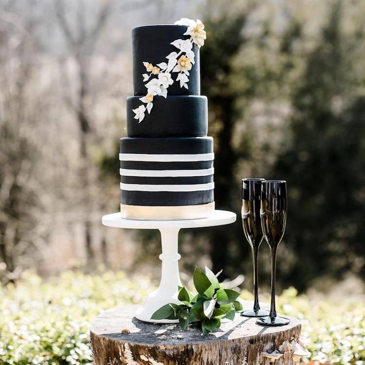 darkweddingcakes14.jpg