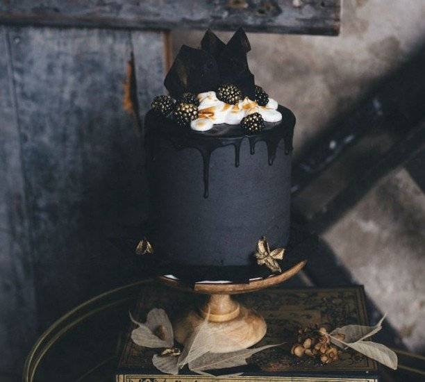 darkweddingcakes51660x550.jpg