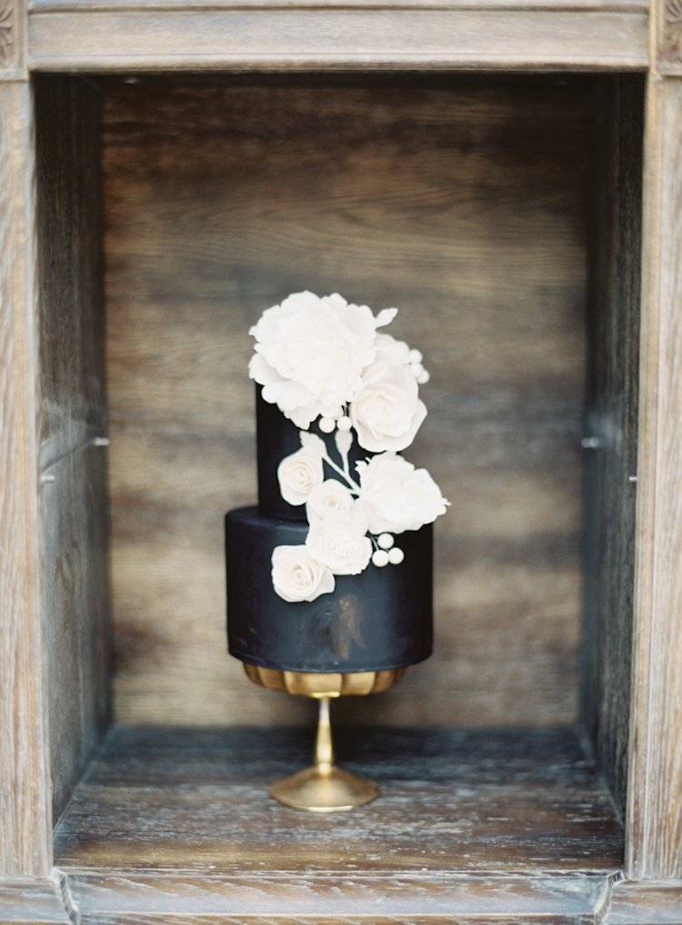 darkweddingcakes6.jpg