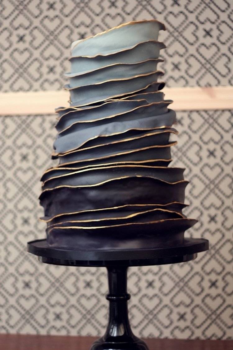 darkweddingcakes8.jpg