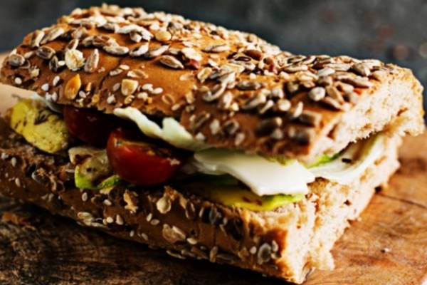 Sandwich de calabacin y queso tierno