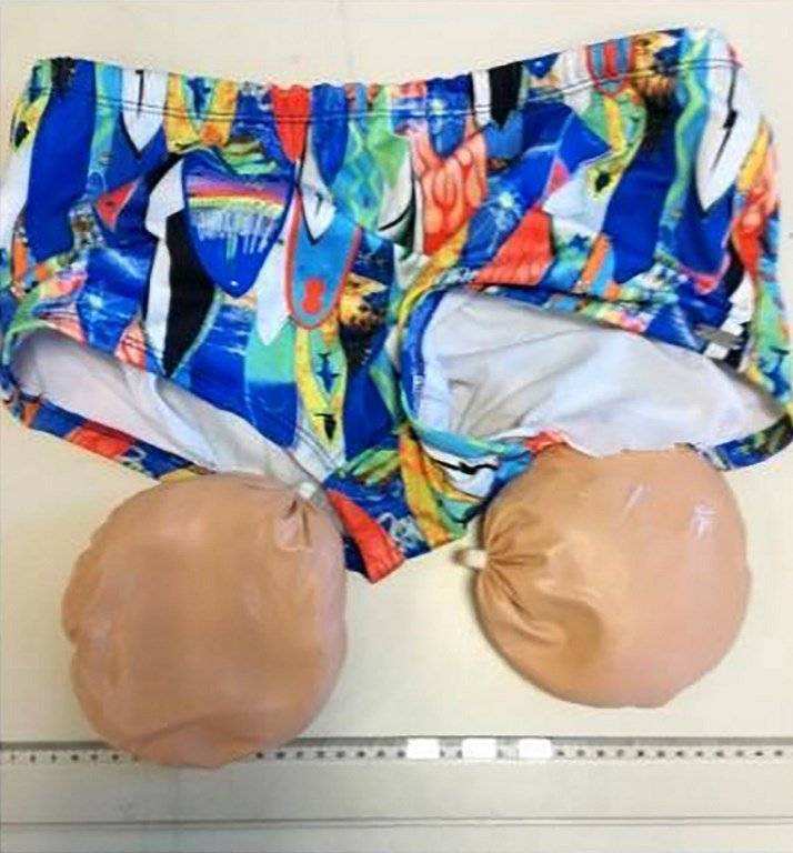 Falsas nalgas con cocaína