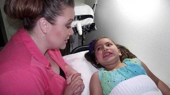 htbritneywithmumpreparingtreatmentmw110511wg560x315.jpg