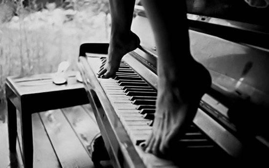 kggirlscynikiplaystuffcoolwomeninteresantesartsexykandysalbumdanielscreativefavesenstantanebwblackwhitemusicpianofaverotictangobw.jpg