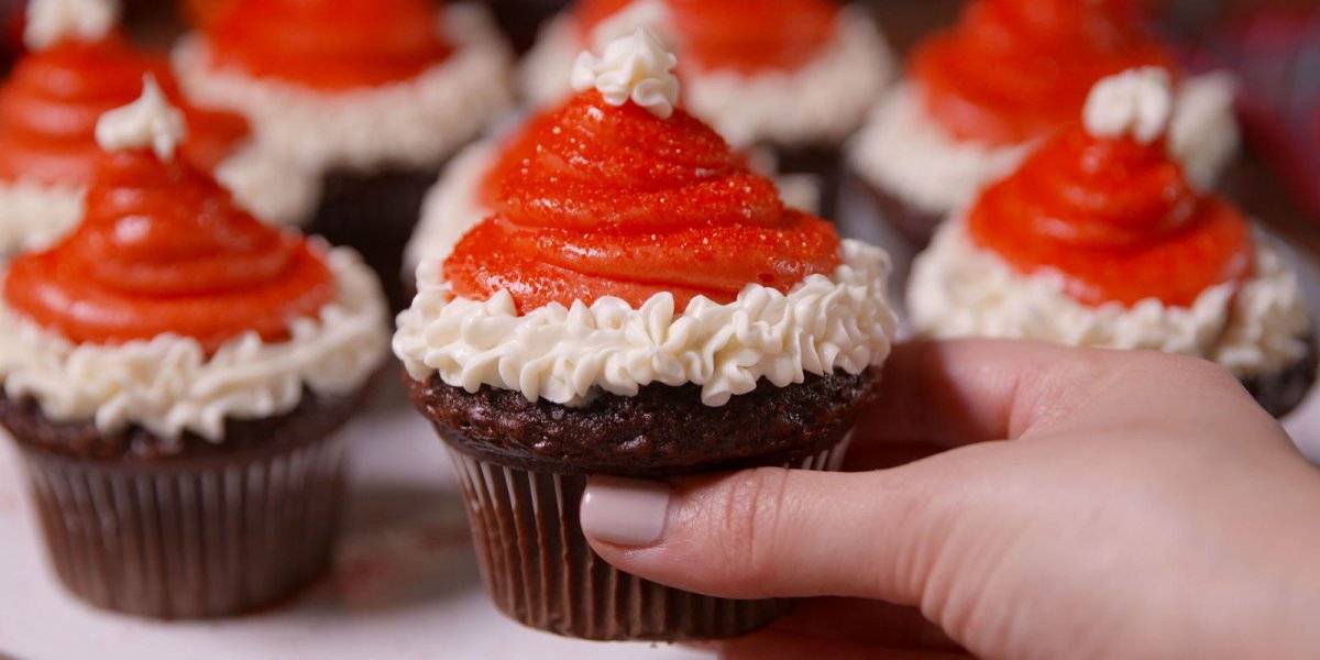 landscape1482254318delishsantahatcupcakes2.jpg