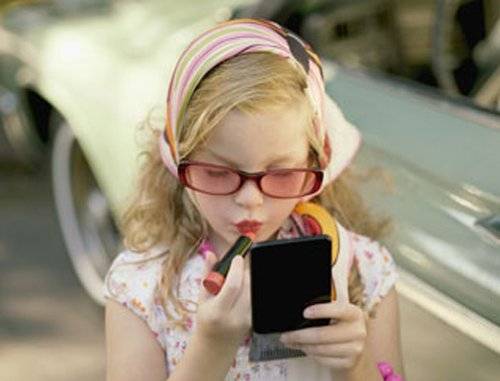 littlegirlinmakeup1-2.jpg