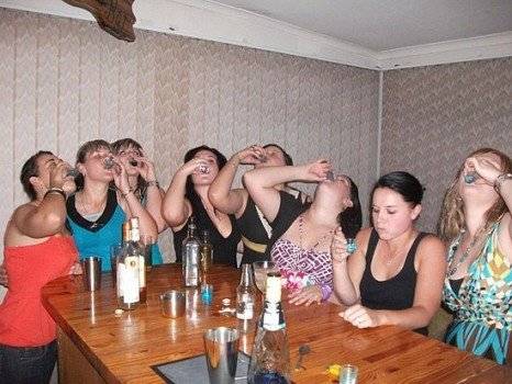 mujeresbebeiendo466x350.jpg
