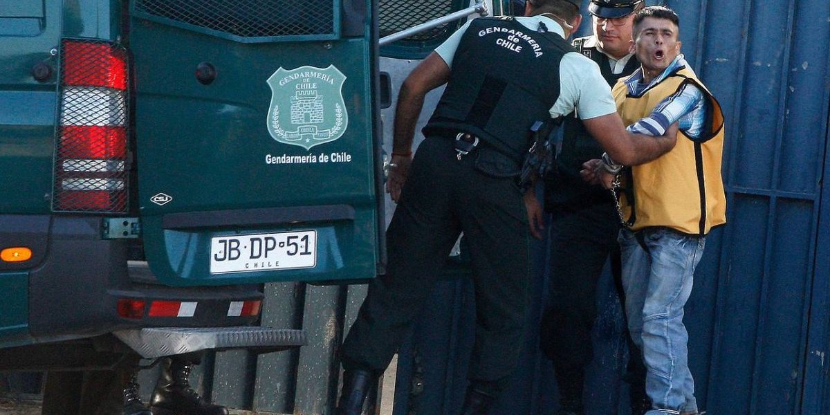 PDI abre sumario a efectivos que se fotografiaron con secuestrador de Emmelyn