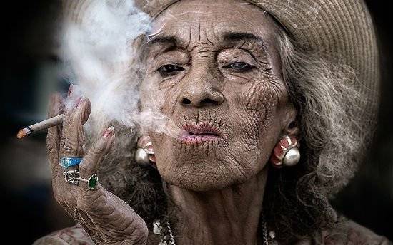 oldwomansmokingsandypowers800x500.jpg