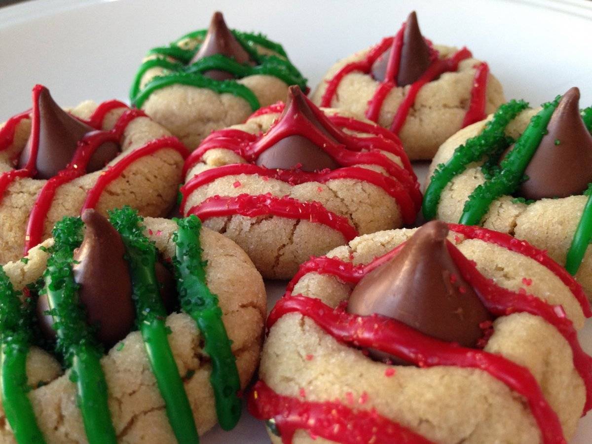 peanutbutterkissholidaycookies1.jpg