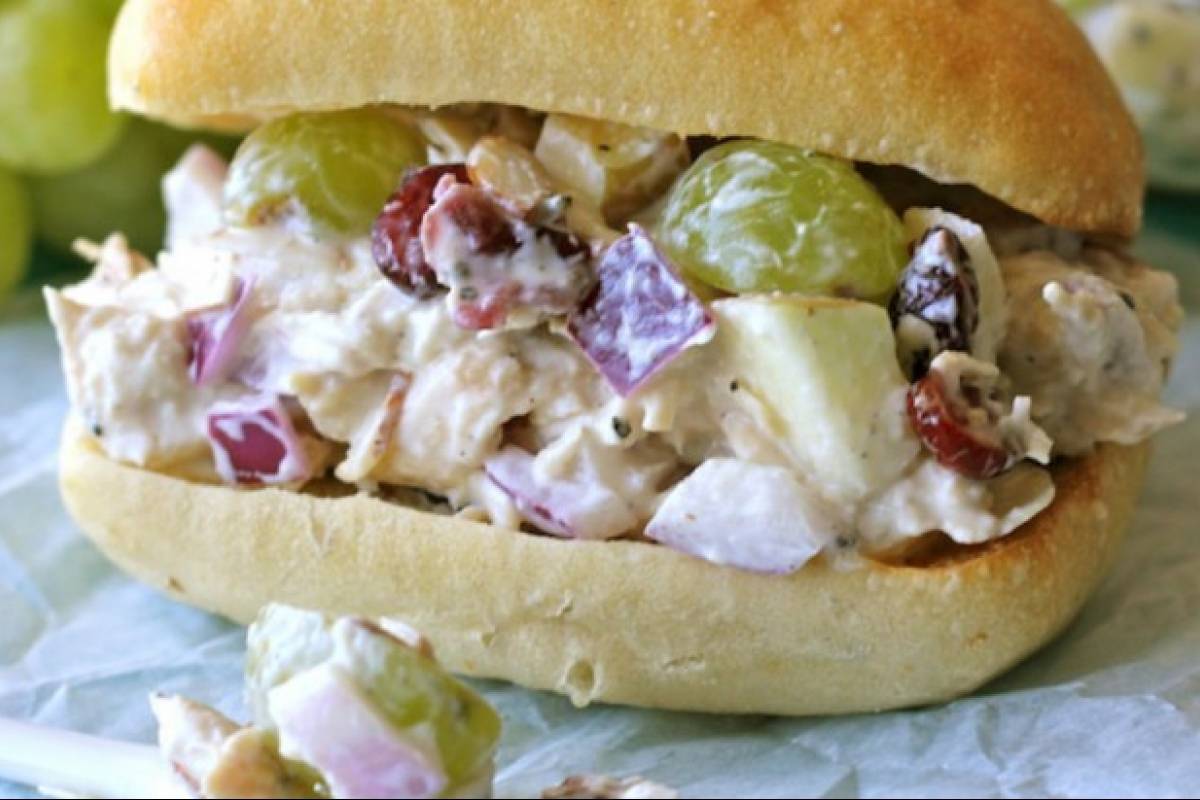 Sándwich de pollo con uvas, yogur griego y almendras Sabrosía Nueva