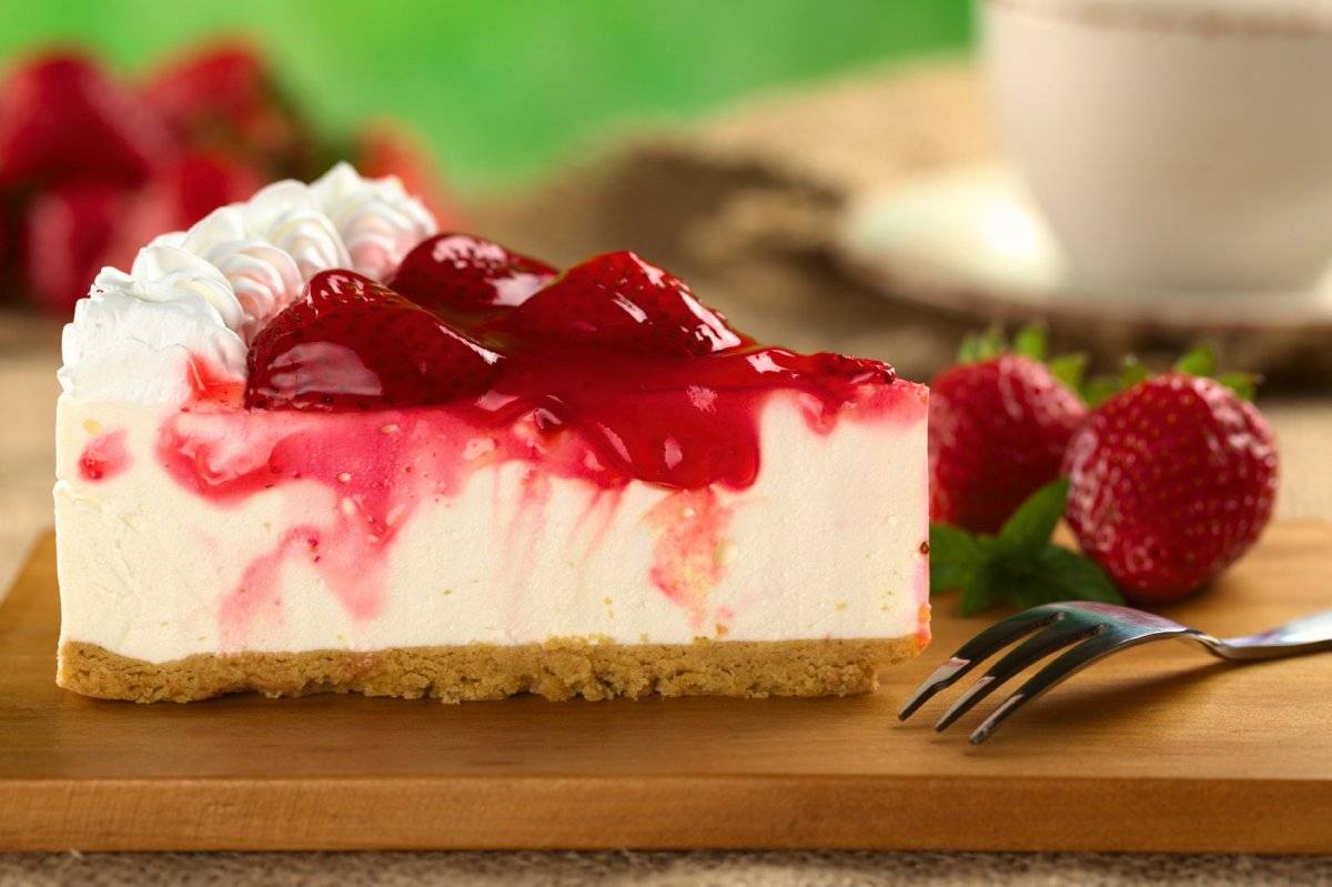 strawberrycheesecakewithstrawberrysyrup.jpg