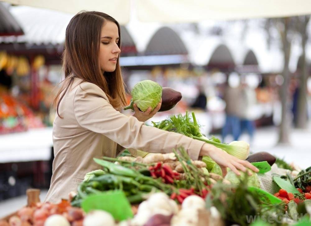 womanbuyingvegetables1.jpg