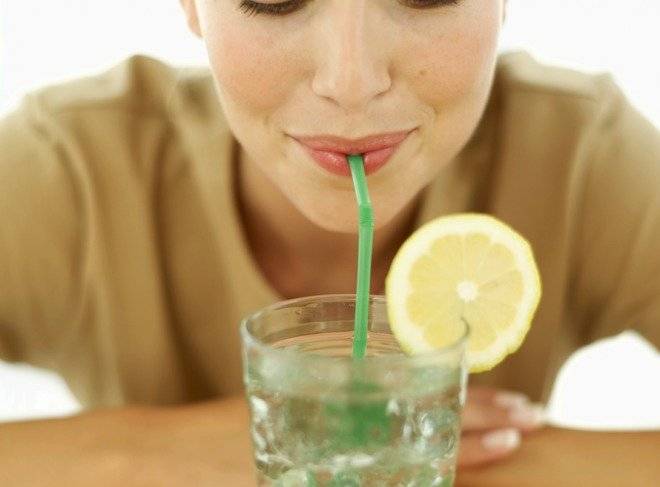 womandrinkinglemonwater660x550.jpg