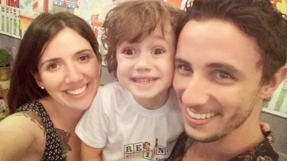 100020596enricocomospaisnathliaealexandre32anos3-4692dd6efe4461df9b7db33d24e4c63d.jpg