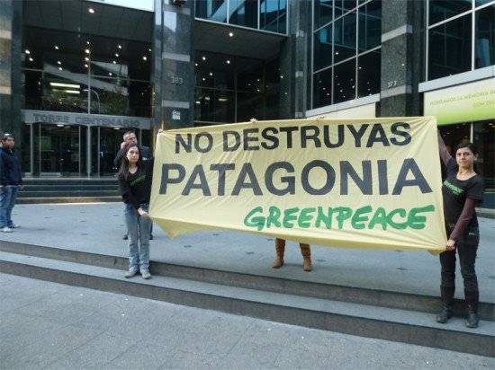 4mayo2011fotoanteoficinahidroaysengreenpeace550x412.jpg