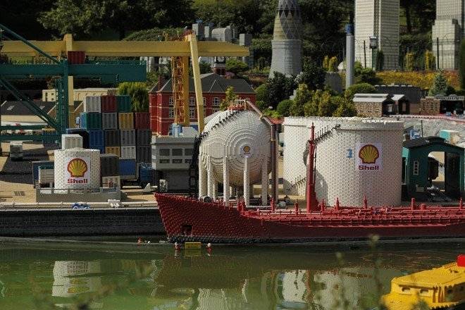 legogreenpeaceshell660x550.jpg