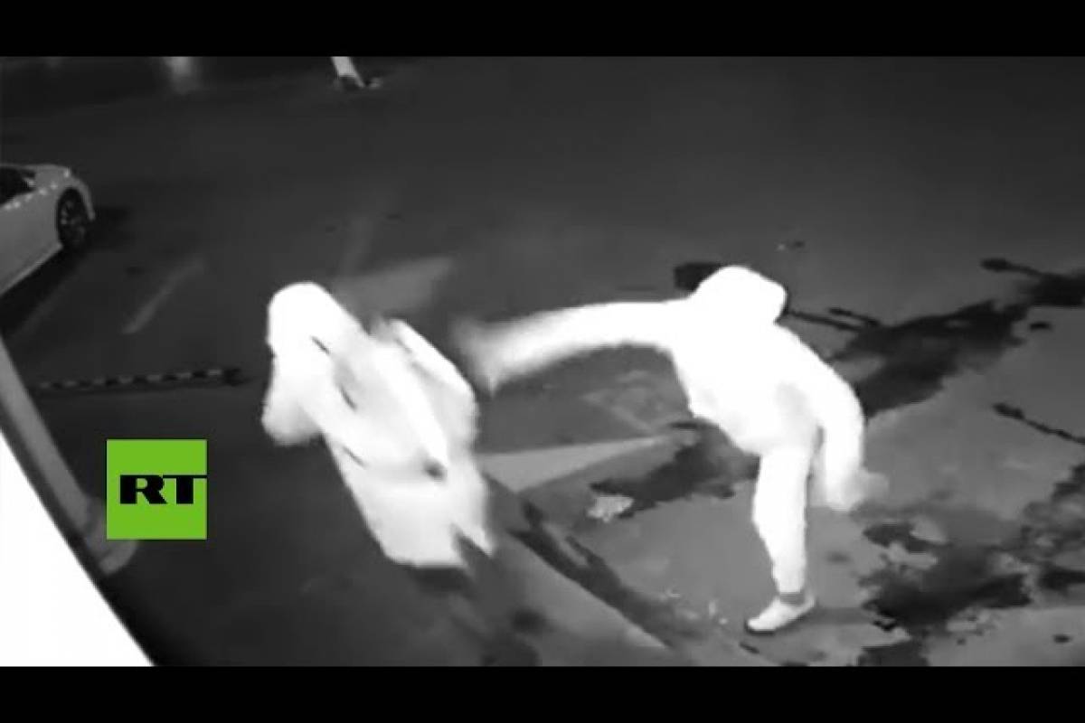 Ladrón noqueó a su compinche cuando intentaban asaltar un establecimiento comercial Ladrón noqueó a su compinche cuando intentaban asaltar un establecimiento comercial