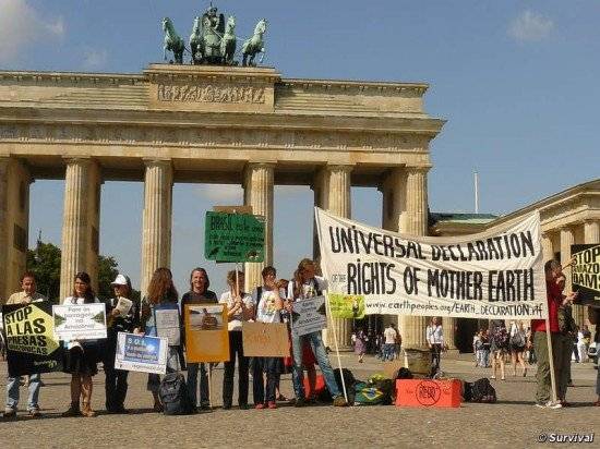 berlinprotest3screen550x412.jpg