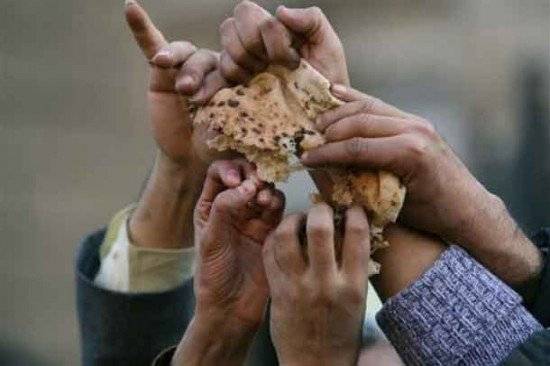 handsgrabbingbreadegypt550x366.jpg