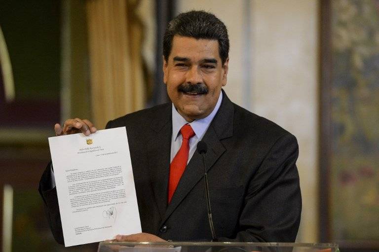 Nicolás Maduro mostrando una carta