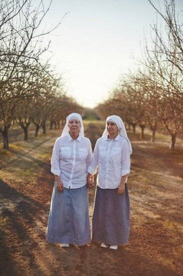 sistersofthevalleyhermanasdelvallemarihuanaweed17660x550.jpg