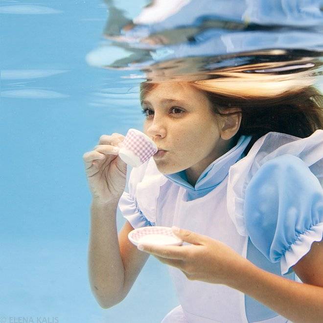 underwateralice08.jpg