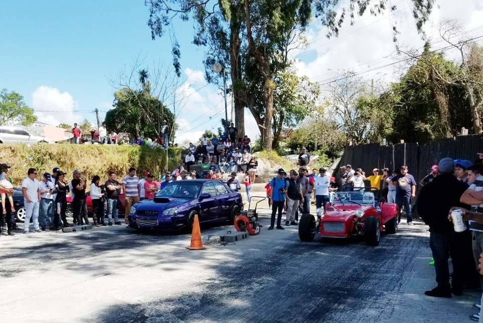 Quevedo sorprendió a todos compitiendo también con un carro clásico.