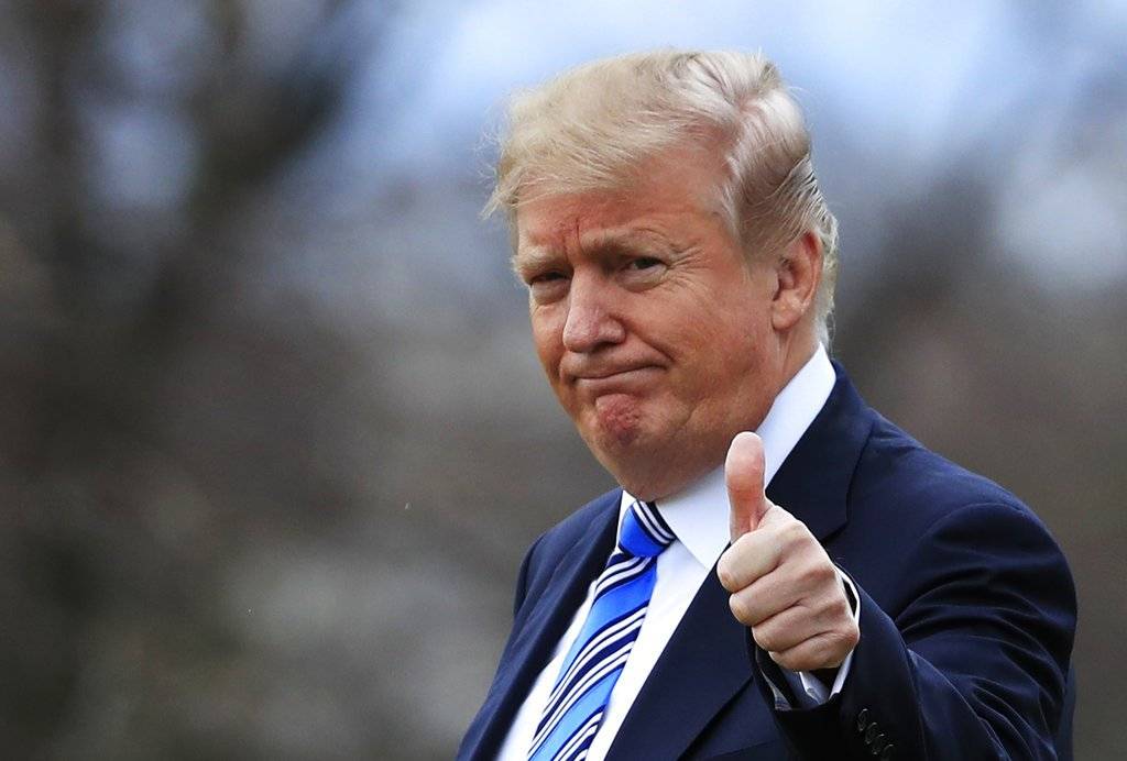 Donald Trump levantando el pulgar