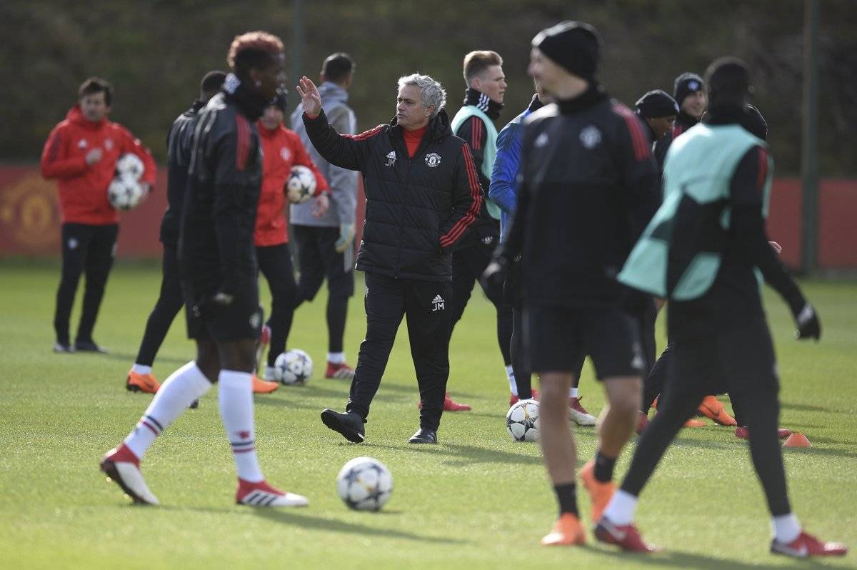 "Mou" durante la práctica previo al juego ante el Sevilla.