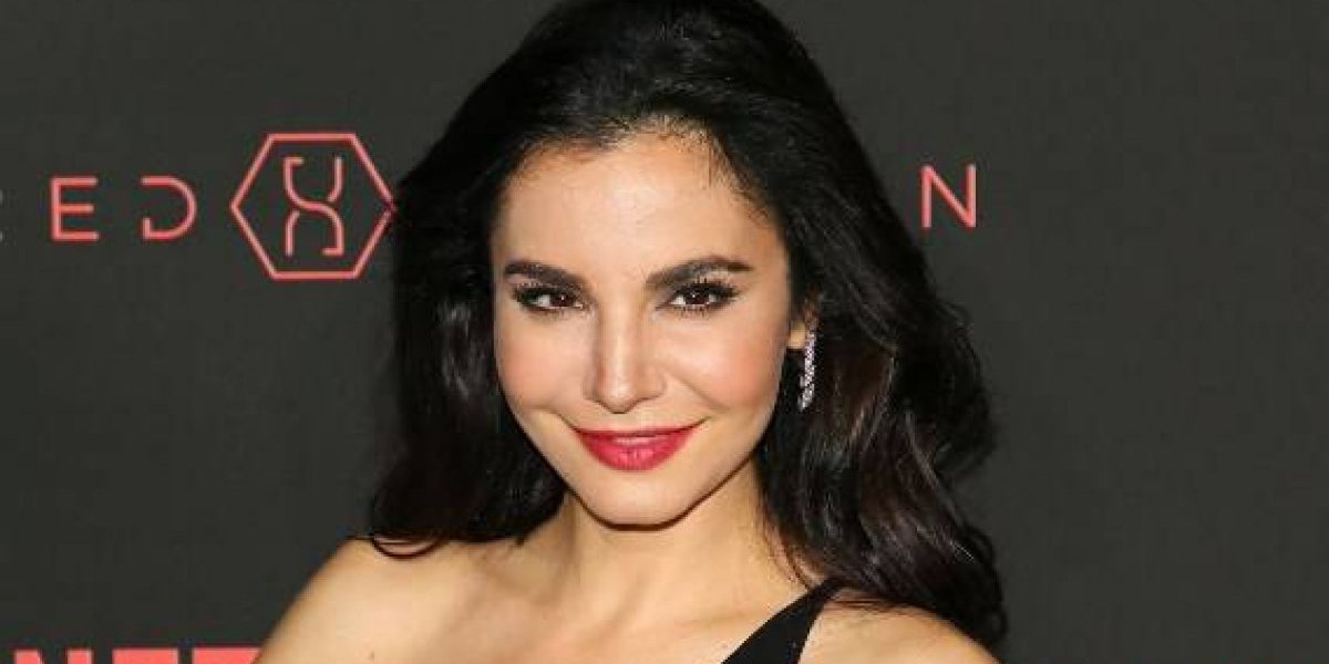 Martha Higareda protagoniza candente escena en serie de Netflix
