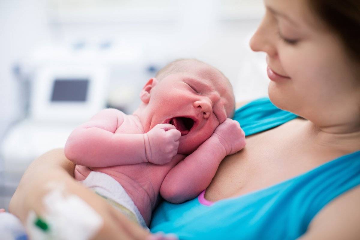 La prueba de cernimiento mediante la oximetría de pulso es una herramienta que puede ayudar a identificar las cardiopatías en los bebés. Thinkstock