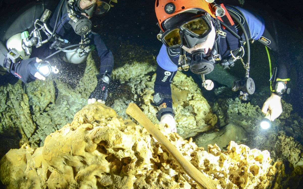 Foto sin fecha facilitada por el Instituto Nacional de Antropología e Historia (INAH) en la que buzos del proyecto del Gran Acuífero Maya exploran el sistema de cavernas bajo el agua de Sac Actun, en el que se han encontrado huesos humanos y de fauna, cer