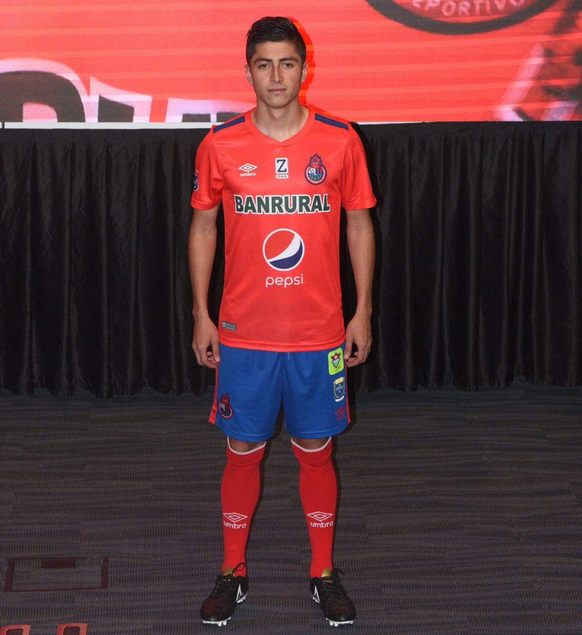 Uniforme de local.