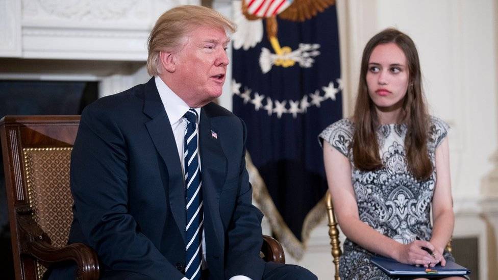 Trump ao lado de estudante
